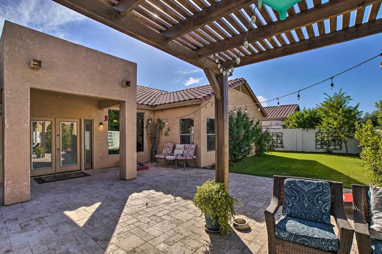 Spacious Phoenix Retreat With Patio Pets Welcome! contacts